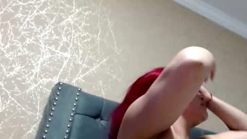 Snapshot of anne_julienne chatting on 06/18/26, 12:33 online show from 06/18/26, 12:33