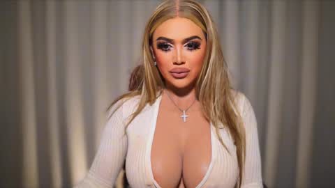 Snapshot of annecalifornia chatting on 12/01/25, 04:17 Anne Hart online show from 12/01/25, 04:17