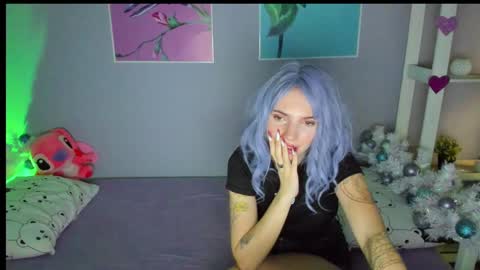 Snapshot of annetenet chatting on 12/19/24, 10:13 Annet online show from 12/19/24, 10:13