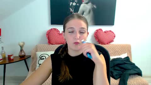 annewilsonn online show from 07/21/26, 09:33
