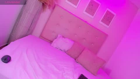 annie_dolce_ online show from 04/22/26, 10:11