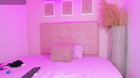 Snapshot of annie_dolce_ chatting on 04/24/26, 10:34 annie_dolce_ online show from 04/24/26, 10:34