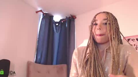 Snapshot of annie_es chatting on 03/05/25, 12:33 Annie online show from 03/05/25, 12:33