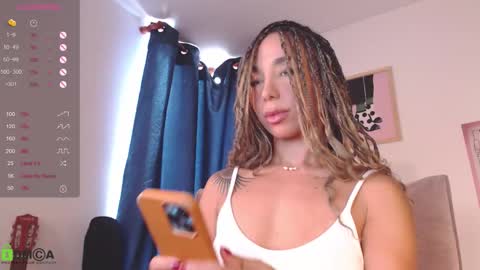 Snapshot of annie_es chatting on 10/21/25, 01:56 Annie online show from 10/21/25, 01:56