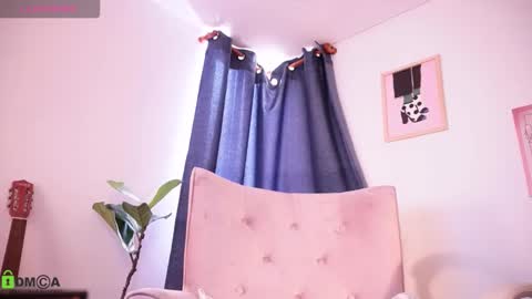 Snapshot of annie_es chatting on 10/28/25, 01:47 Annie online show from 10/28/25, 01:47