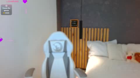 Annie Volker online show from 11/21/25, 04:11