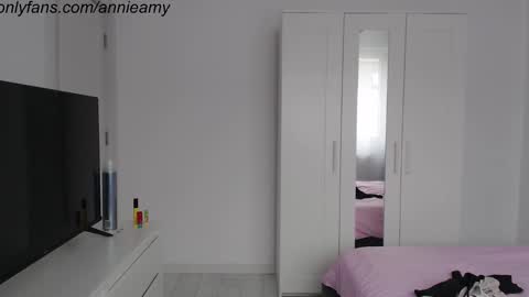 Snapshot of annieamy chatting on 01/22/25, 01:00 Annie online show from 01/22/25, 01:00