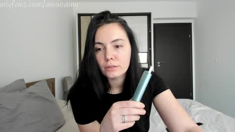 Annie online show from 04/04/26, 02:58