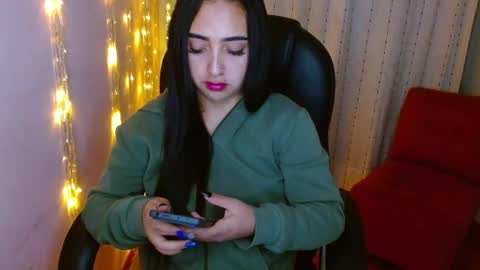 Snapshot of anniehh_ chatting on 01/19/25, 08:29 Annie Independent model Hello all offline tokens are appreciated thank you for your support.33 online show from 01/19/25, 08:29