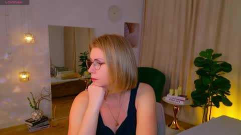 Snapshot of annielight chatting on 05/18/26, 08:20 Annie online show from 05/18/26, 08:20