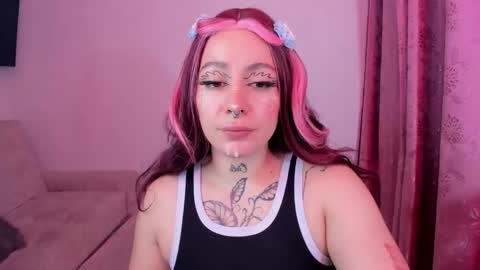 Snapshot of annika_03 chatting on 10/15/25, 12:22 Gise. online show from 10/15/25, 12:22