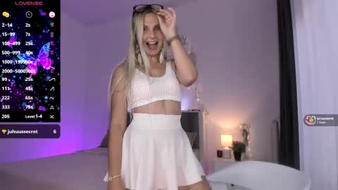 Snapshot of anny_johnson_ chatting on 09/08/25, 03:33 Anny online show from 09/08/25, 03:33