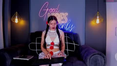 anny_loves online show from 10/31/25, 12:06