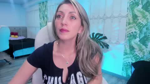 Snapshot of anny_sweet72 chatting on 09/19/25, 12:17 Anny online show from 09/19/25, 12:17