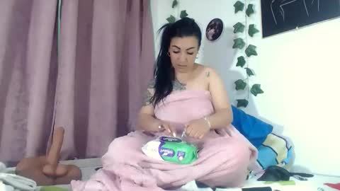 Snapshot of annyevans_ chatting on 10/04/25, 02:48 online show from 10/04/25, 02:48