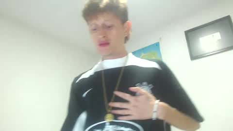 Snapshot of anthonnymorrison chatting on 03/02/25, 01:58 leon online show from 03/02/25, 01:58
