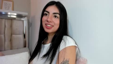 Snapshot of antonella__rouse chatting on 02/24/25, 01:42 Antonella online show from 02/24/25, 01:42