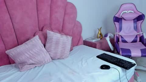 Snapshot of antonella_foxxxx chatting on 06/25/26, 06:01 antonella_foxxxx online show from 06/25/26, 06:01