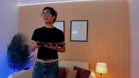 Antonio online show from 12/04/25, 02:04