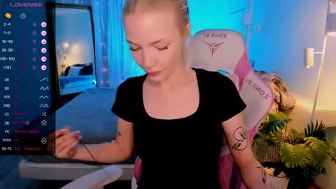 Snapshot of anyataylorr chatting on 05/24/26, 02:16 Anya online show from 05/24/26, 02:16