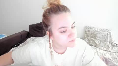 appleyummybuns online show from 06/30/26, 11:11