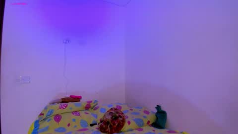 Snapshot of apriilpeach_ chatting on 10/10/25, 09:14 Maria online show from 10/10/25, 09:14