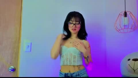 Snapshot of april_bennett chatting on 05/11/26, 12:00 online show from 05/11/26, 12:00