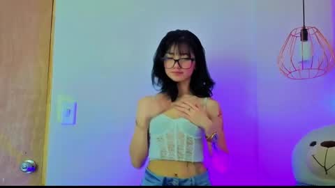 Snapshot of april_bennett chatting on 05/27/26, 12:02 online show from 05/27/26, 12:02