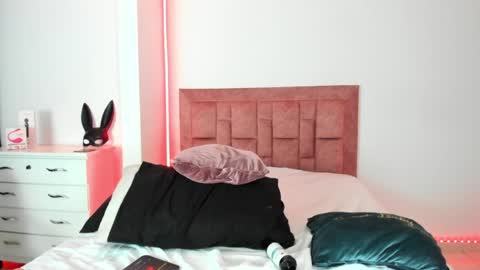 Snapshot of april_collinsxx chatting on 05/15/26, 11:01 april collinsxx online show from 05/15/26, 11:01