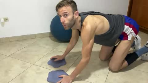 Snapshot of aquilesmade chatting on 12/29/24, 04:19 Aquilesmade online show from 12/29/24, 04:19