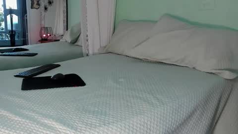 Nadia Cyel online show from 10/27/25, 10:14