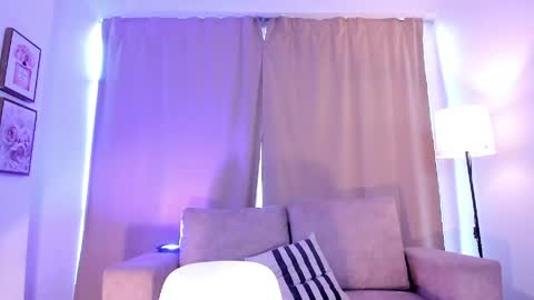 Snapshot of ari_es chatting on 04/27/26, 02:04 Ari online show from 04/27/26, 02:04