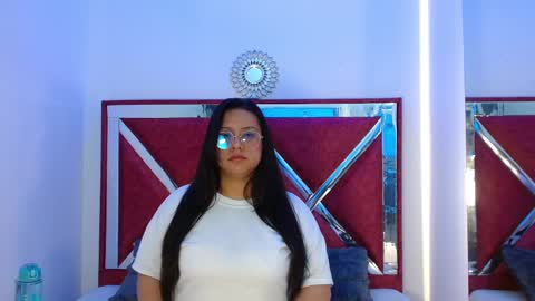 Snapshot of aria_cloud69 chatting on 10/28/25, 12:19 aRIA online show from 10/28/25, 12:19