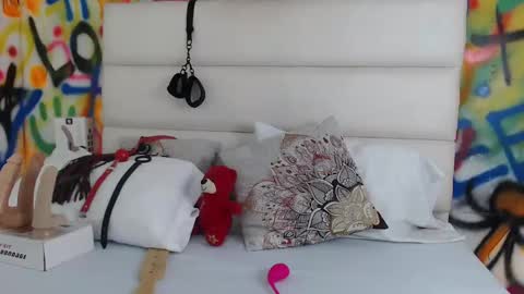 Snapshot of aria_martiin chatting on 02/12/25, 12:01 aria online show from 02/12/25, 12:01