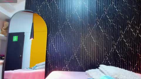 Snapshot of aria_millers_ chatting on 10/08/25, 11:30 Aria Millers online show from 10/08/25, 11:30