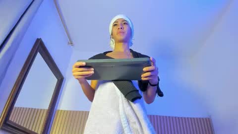 Snapshot of aria_millers_ chatting on 12/17/25, 12:00 Aria Millers online show from 12/17/25, 12:00