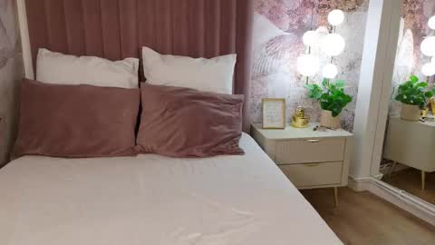 Snapshot of ariaheart_ chatting on 11/26/25, 04:24 Aria online show from 11/26/25, 04:24