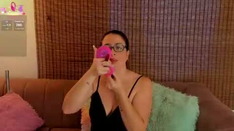 Snapshot of ariana_cross_ chatting on 07/19/26, 12:42 Ariana Cruz online show from 07/19/26, 12:42