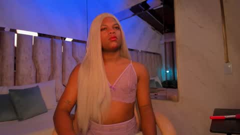 ariana_grande233 online show from 02/11/26, 11:37