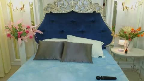 Snapshot of ariana_petite chatting on 05/19/26, 01:56 Ariana online show from 05/19/26, 01:56
