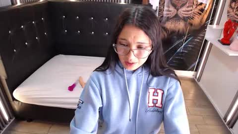 Snapshot of ariana_toro chatting on 12/23/25, 01:47 ariana_toro online show from 12/23/25, 01:47