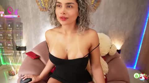 Snapshot of ariana_valdirii chatting on 11/20/25, 01:55 cristina online show from 11/20/25, 01:55