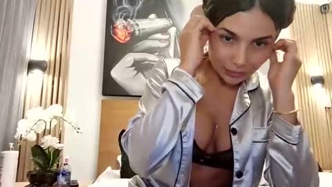 Snapshot of ariana_valdirii chatting on 04/30/26, 11:42 cristina online show from 04/30/26, 11:42