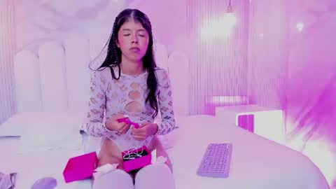 Snapshot of arietta_skinny chatting on 06/22/26, 02:47 Arietta online show from 06/22/26, 02:47
