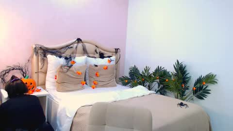 Ari online show from 10/31/25, 06:58