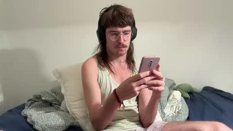 Snapshot of aristae chatting on 10/19/25, 01:23 Ariste online show from 10/19/25, 01:23