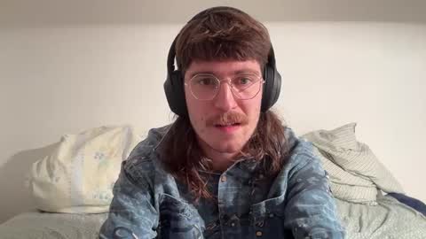 Snapshot of aristae chatting on 10/23/25, 01:54 Ariste online show from 10/23/25, 01:54