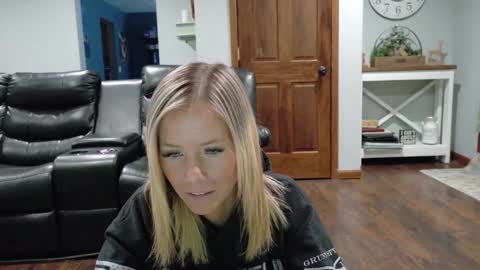Snapshot of armyvet1991 chatting on 01/23/25, 01:35 Samantha - Sammie online show from 01/23/25, 01:35
