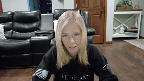 Snapshot of armyvet1991 chatting on 02/14/25, 01:29 Samantha - Sammie online show from 02/14/25, 01:29