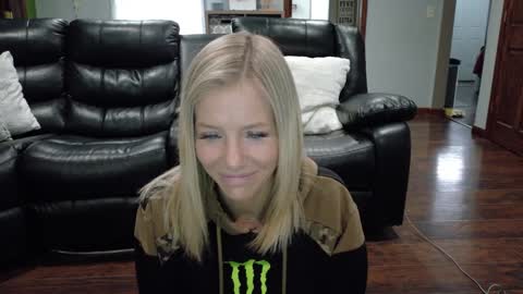Snapshot of armyvet1991 chatting on 02/19/25, 01:28 Samantha - Sammie online show from 02/19/25, 01:28